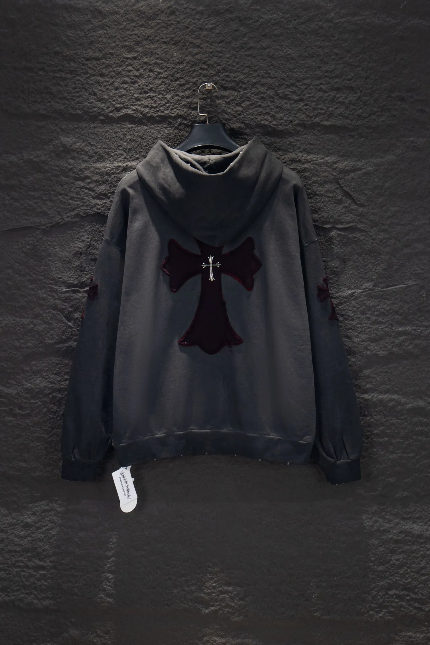 P340 🆕Chrome Hearts Home 420g weight, different from the market, unexplainable texture, os style is really charming, Chrome Hearts is really unique, each season’s new product styles are the best, very wearable, can be worn casually, nice✔️ - ⚠️100% cotton, made of custom-dyed terry cotton sweatshirt surface, 420g double-ply yarn, comfortable to the touch Made from imported knitting needle carded cotton, the thickness is moderate, drapey and contoured, making the upper body comfortable! ! It is very tolerant to fat body types and can instantly lose five pounds after wearing it!  Front panel #Back panel hardware elements# The English letters are arranged artistically. Imported Tajima high-density heavy-duty embroidery technology. The font is three-dimensional and full. The body of the garment is treated with reverse-bottom fried colors, old and worn elements, which greatly increases the interest of the clothing; unique visual effects.  Hem Loose closing Double-layer fabric Good closing effect Exquisite hemming Color: Anti-bottom fried gray Size: S-M-L-XL